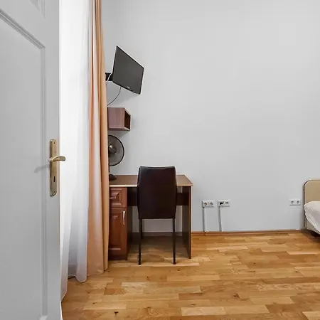 Spacious 3-bedroom Retreat With Balcony For 8 Near Millennium Tower