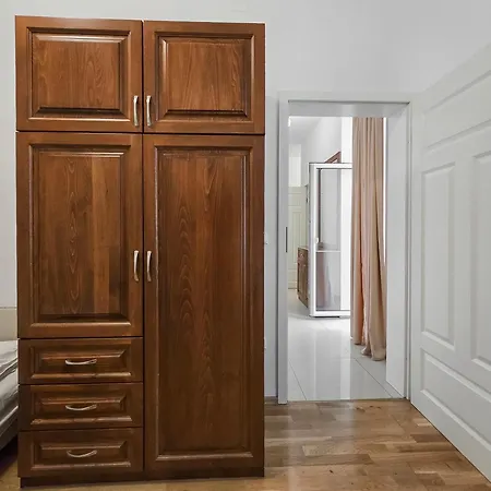 Spacious 3-bedroom Retreat With Balcony For 8 Near Millennium Tower Appartement