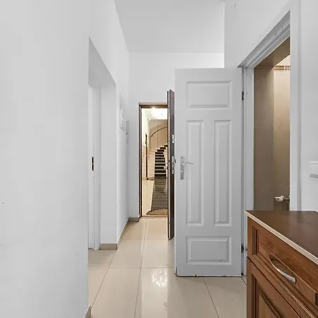 Spacious 3-bedroom Retreat With Balcony For 8 Near Millennium Tower Apartment Wien
