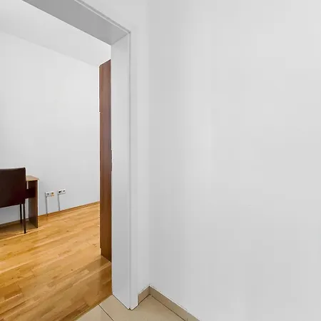 Spacious 3-bedroom Retreat With Balcony For 8 Near Millennium Tower *