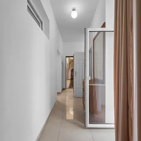 Spacious 3-bedroom Retreat With Balcony For 8 Near Millennium Tower Wenen