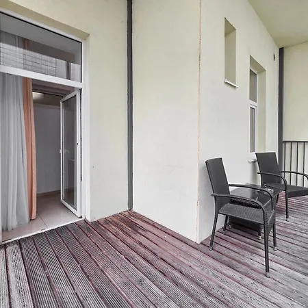 Spacious 3-bedroom Retreat With Balcony For 8 Near Millennium Tower * Wien