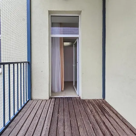 Spacious 3-bedroom Retreat With Balcony For 8 Near Millennium Tower