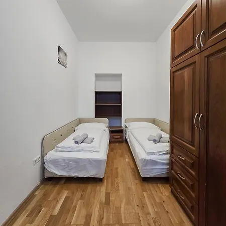 Spacious 3-bedroom Retreat With Balcony For 8 Near Millennium Tower Apartment