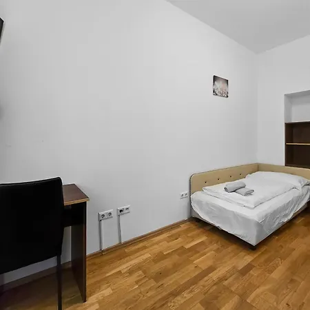 Apartment Spacious 3-bedroom Retreat With Balcony For 8 Near Millennium Tower