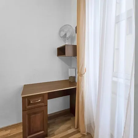 Two-bedroom Balcony Retreat For 4 Near Millennium Tower Apartament *