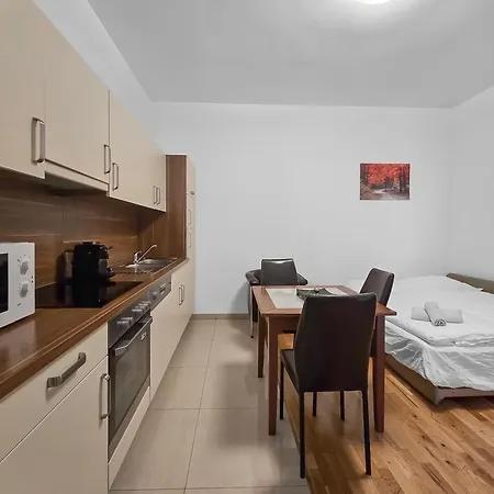 Two-bedroom Balcony Retreat For 4 Near Millennium Tower Apartament Viena
