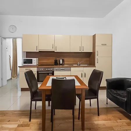 Two-bedroom Balcony Retreat For 4 Near Millennium Tower Apartament *