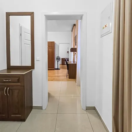 Two-bedroom Balcony Retreat For 4 Near Millennium Tower Apartament