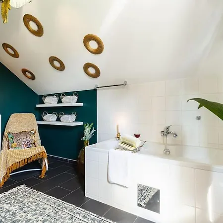 Holiday home Free Parking-3br-200m2 House-ac-1000m2 Garden