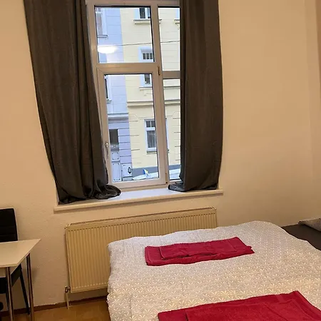 Lovely 3br Apt Next To Meidling Station Apartment