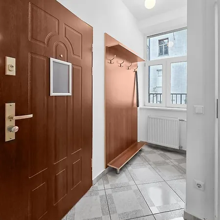 Elegant 3-bedroom Getaway With Balcony For Groups Up To 7 *