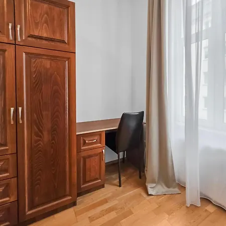 Apartment Elegant 3-bedroom Getaway With Balcony For Groups Up To 7
