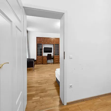 Elegant 3-bedroom Getaway With Balcony For Groups Up To 7 *