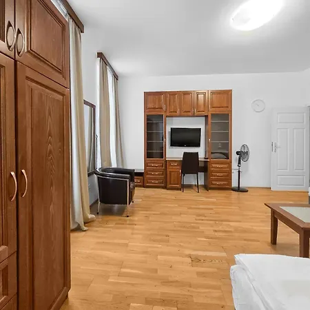 Apartment Elegant 3-bedroom Getaway With Balcony For Groups Up To 7 *