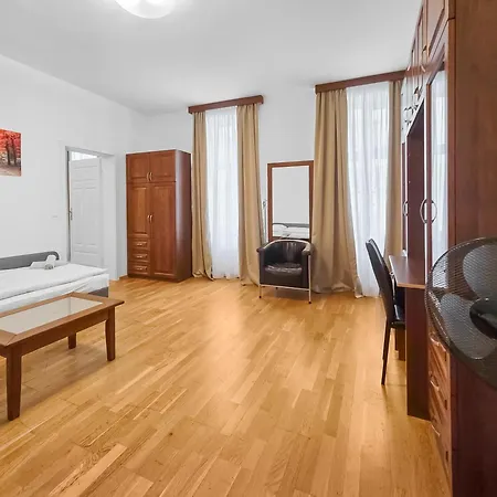 Elegant 3-bedroom Getaway With Balcony For Groups Up To 7