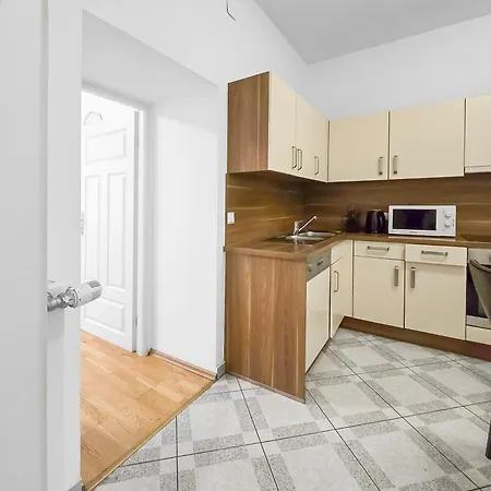 Elegant 3-bedroom Getaway With Balcony For Groups Up To 7 *