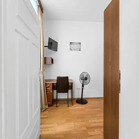 Elegant 3-bedroom Getaway With Balcony For Groups Up To 7