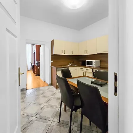 Elegant 3-bedroom Getaway With Balcony For Groups Up To 7 * Vienna