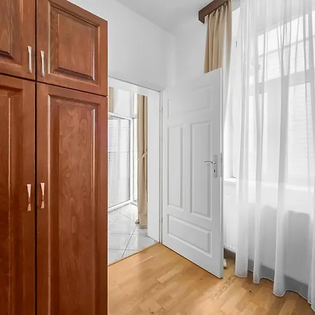 Apartment Elegant 3-bedroom Getaway With Balcony For Groups Up To 7 *