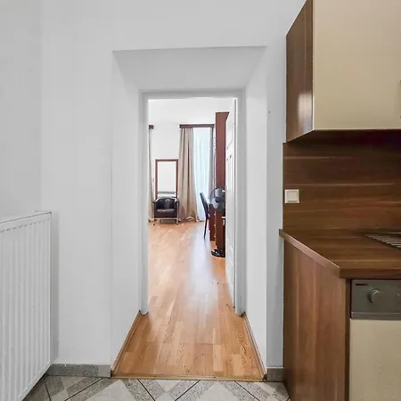 Elegant 3-bedroom Getaway With Balcony For Groups Up To 7 Vienna