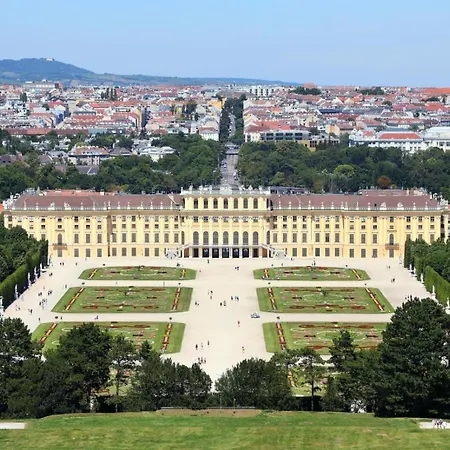 Near Schoenbrunn Palace Apartment
