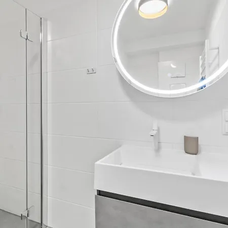 Apartment Balkon I Parkplatz I 5 Minuten Zum Einkaufszentrum I Schnelles Wlan