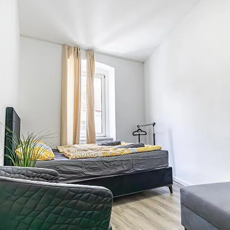 אכסניה Near Schoenbrunn - Economy In Shared At Meidling Train Station *