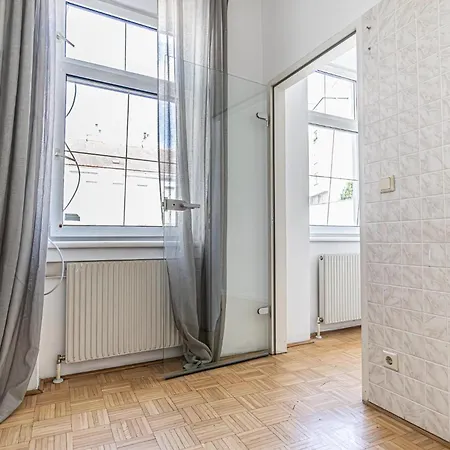 Hostel Near Schoenbrunn - Economy In Shared At Meidling Train Station *