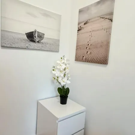 Near Schoenbrunn - Economy In Shared At Meidling Train Station Hostel