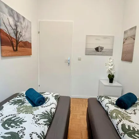 Near Schoenbrunn - Economy In Shared At Meidling Train Station Hostel *