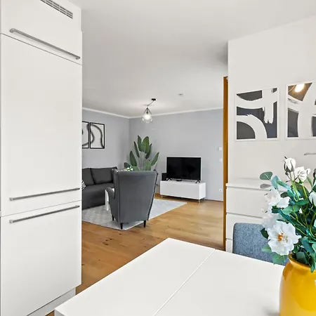 Free Parking I Balcony I 5 Min To Train Station Apartment