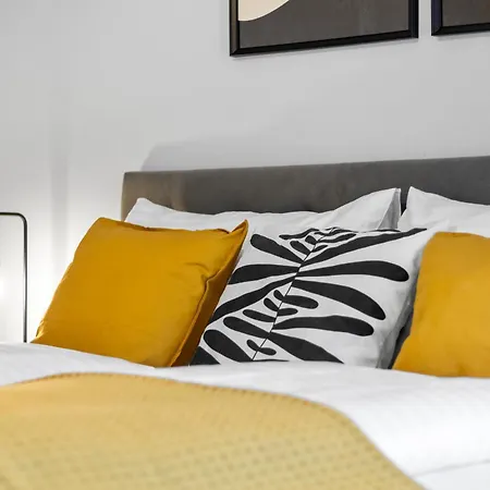 Free Parking I Balcony I 5 Min To Train Station Apartment *