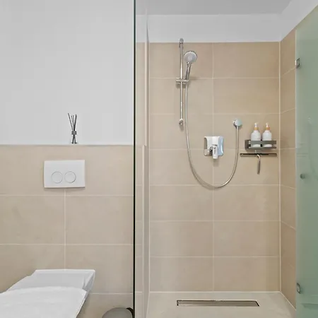 Apartment Free Parking I Balcony I 5 Min To Train Station *