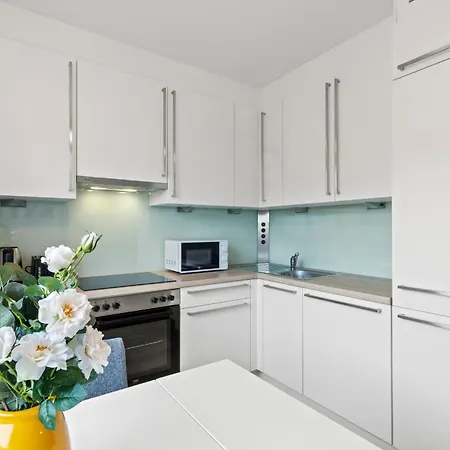 Free Parking I Balcony I 5 Min To Train Station