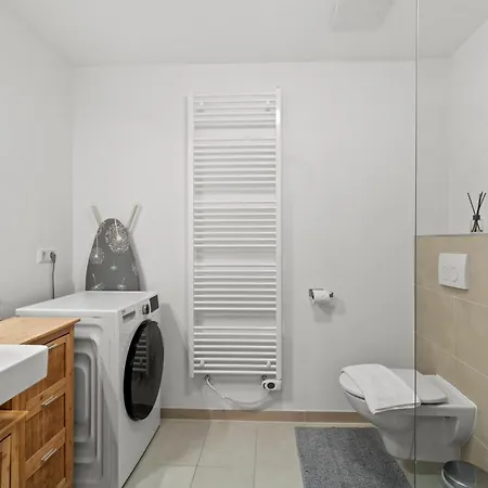 Free Parking I Balcony I 5 Min To Train Station Apartment