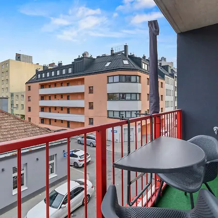 Free Parking I Balcony I 5 Min To Train Station *