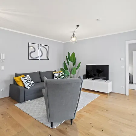 Free Parking I Balcony I 5 Min To Train Station Apartment *