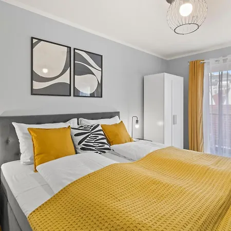 Free Parking I Balcony I 5 Min To Train Station Apartment