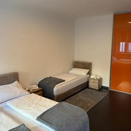 Schoene 3-br 1 Minute Zur U-bahn Apartment *