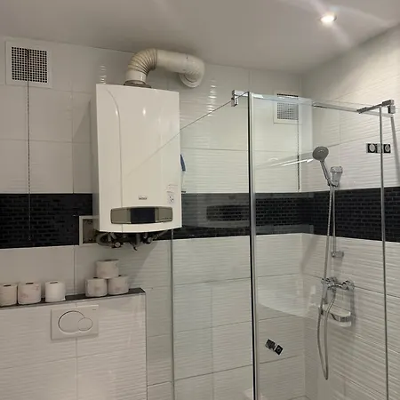 Schoene 3-br 1 Minute Zur U-bahn Apartment