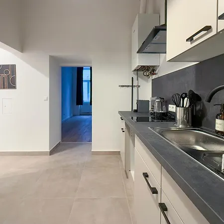 Brand New Renovated, New Ac, Centre, Quiet Street, Public Transport Apartment *