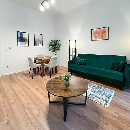 Apartment Brand New Renovated, New Ac, Centre, Quiet Street, Public Transport