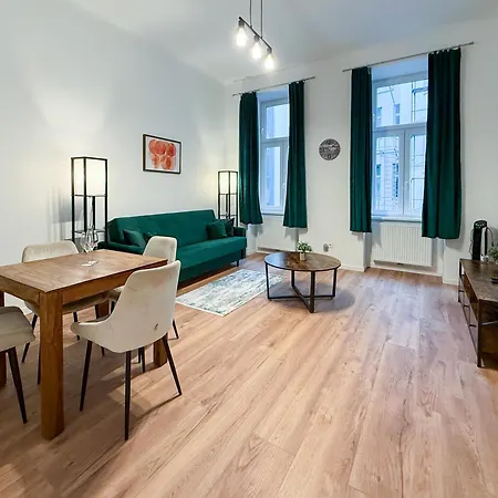 Brand New Renovated, New Ac, Centre, Quiet Street, Public Transport Apartment *