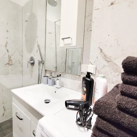 Cozy 2 In Location With Free Parking Apartment *