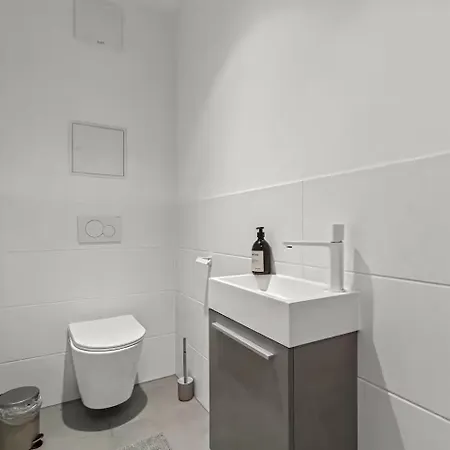Balkon I Tiefgaragen Parkplatz I 5 Min Zum Einkaufszentrum I Schnelles Wlan Apartament Wiedeń