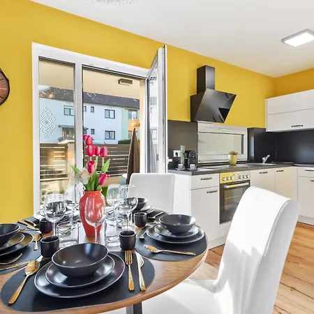 Yellow - Whirlpool Garden - Free Parking - Wifi *