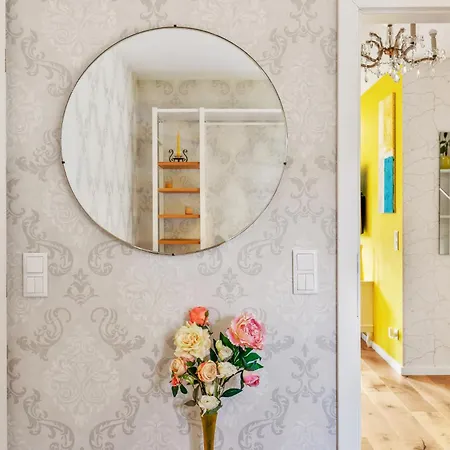 Yellow - Whirlpool Garden - Free Parking - Wifi Apartment *