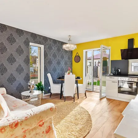 Yellow - Whirlpool Garden - Free Parking - Wifi *