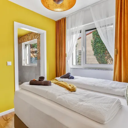 Yellow - Whirlpool Garden - Free Parking - Wifi Apartment *
